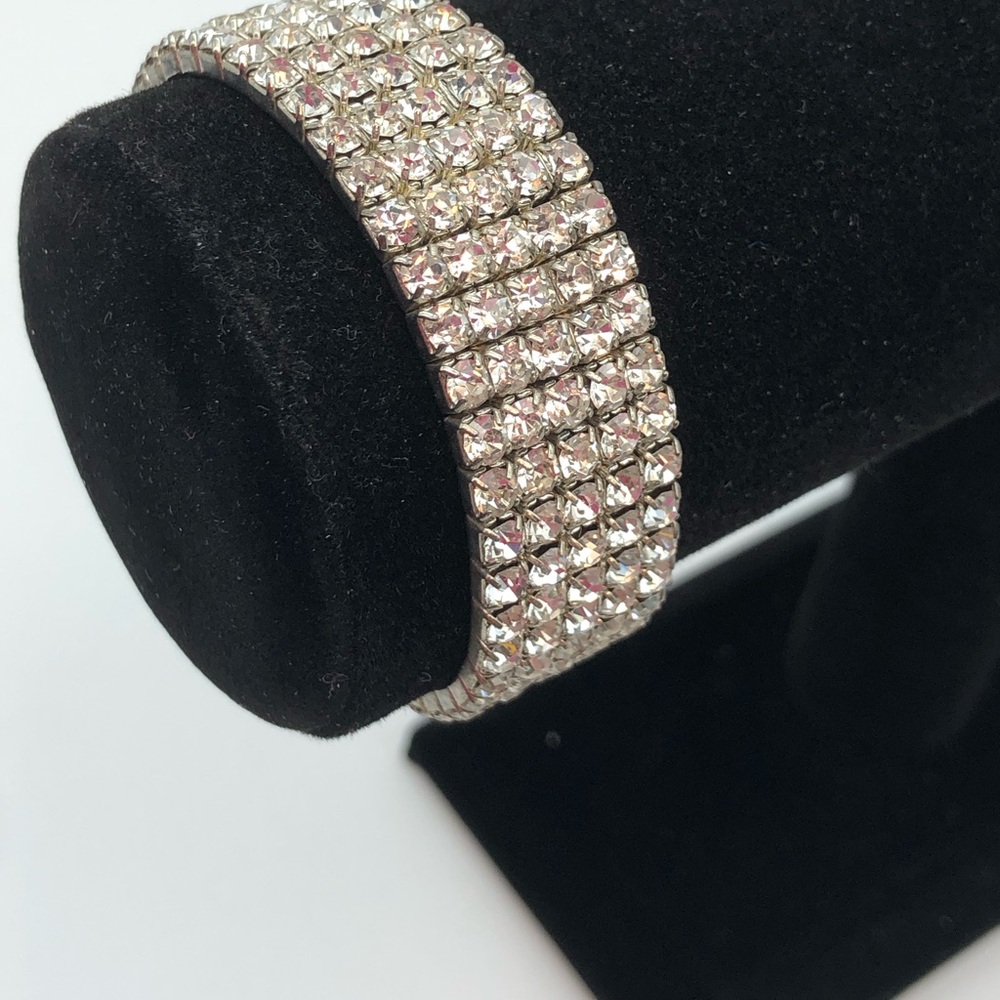 Lovely Crystal stretch bracelet.